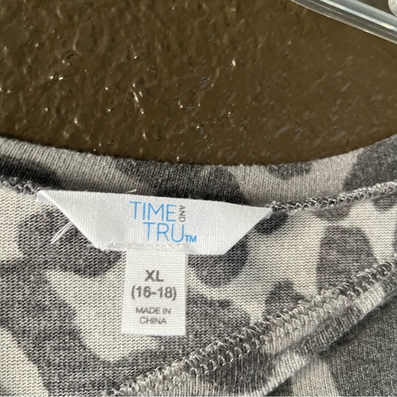 Gray Leopard Print Long Sleeve Top, Size XL - Picture 2 of 5